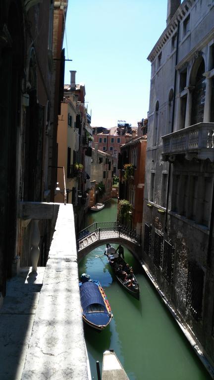 Balcone Sul Canale Veneza Exterior foto